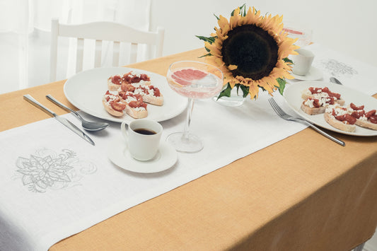 Table runner embroidered Sewing Fiesta