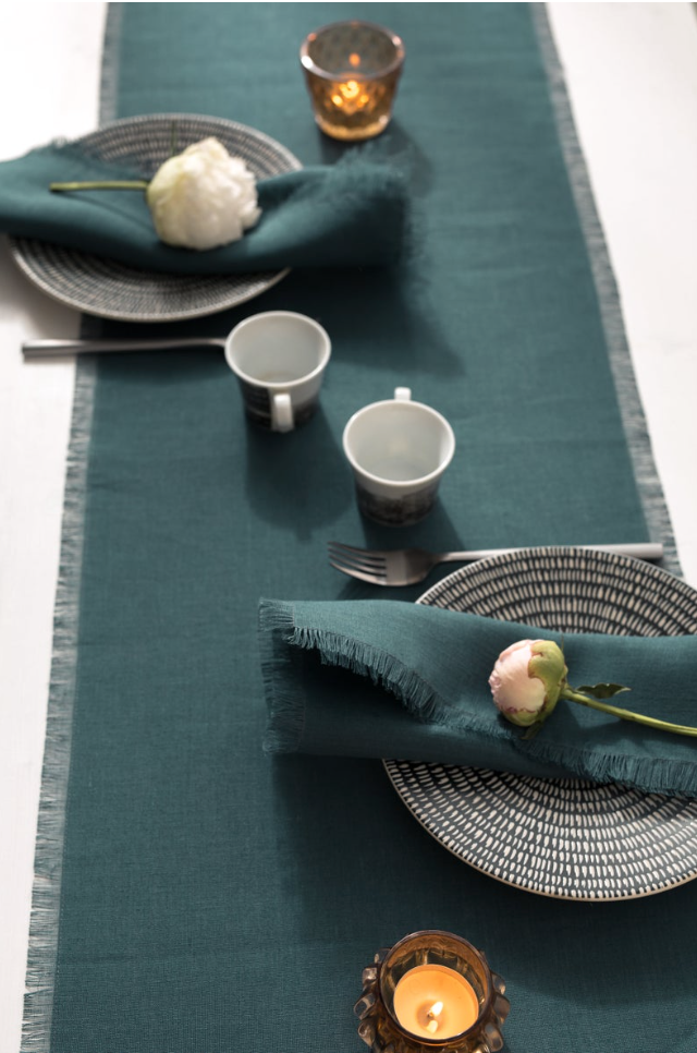 Table runner with fringes