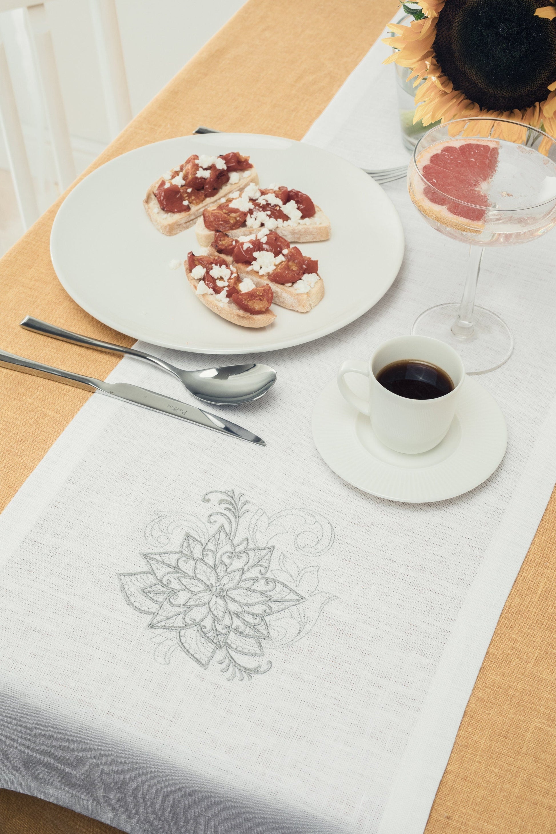 Table runner embroidered Sewing Fiesta