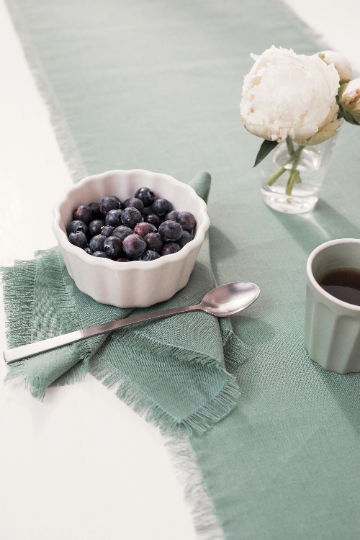 Table runner with fringes