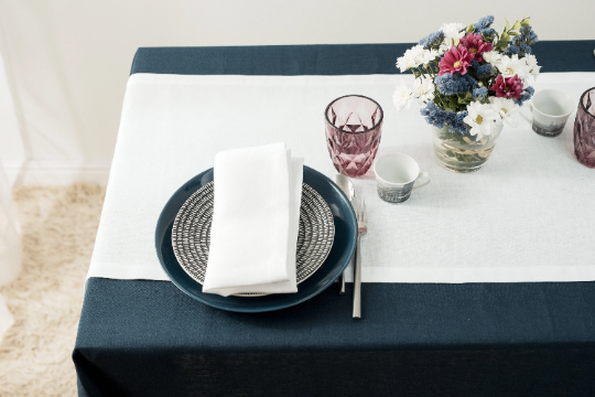 Table runner white